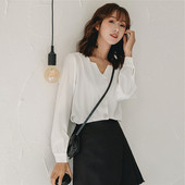 Kaasaegne pikkade varrukate ja nööpidega naiste särk