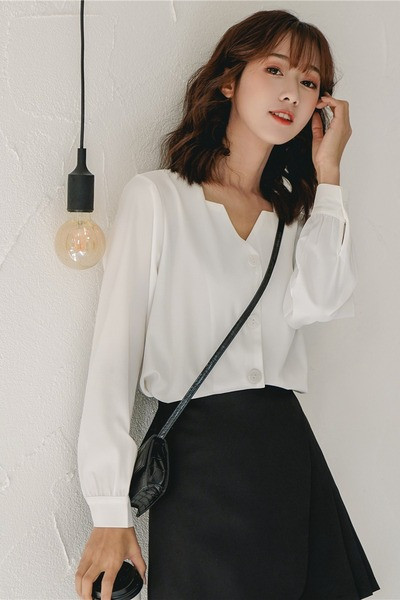 Kaasaegne pikkade varrukate ja nööpidega naiste särk