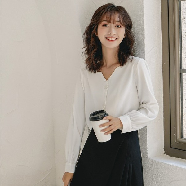 Kaasaegne pikkade varrukate ja nööpidega naiste särk