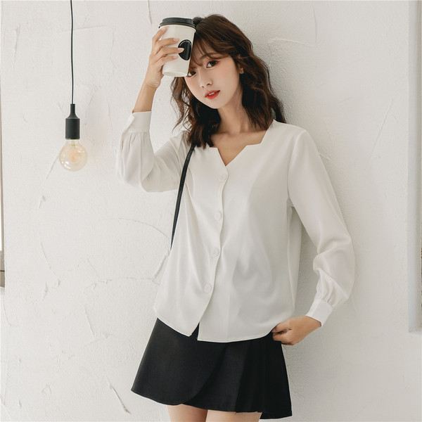 Kaasaegne pikkade varrukate ja nööpidega naiste särk