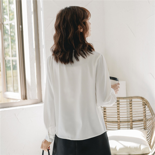 Kaasaegne pikkade varrukate ja nööpidega naiste särk