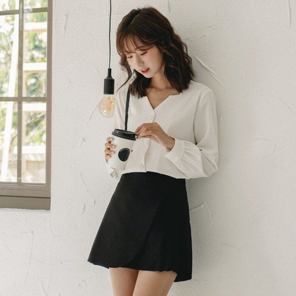 Kaasaegne pikkade varrukate ja nööpidega naiste särk