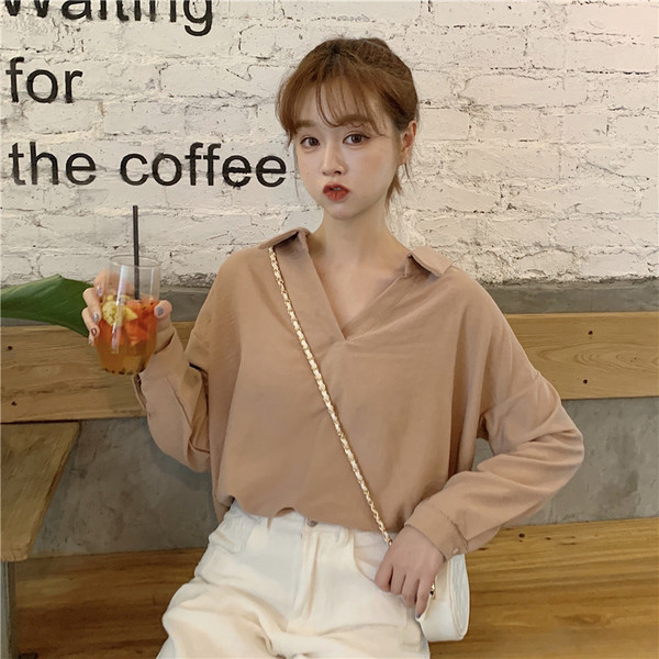 Modern női ing klasszikus gallérral és széles nyakkendővel