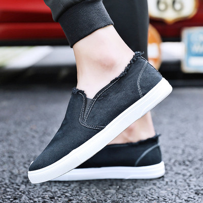 Lezser férfi tornacipő textilből, lapos talppal, szakadt motívumokkal