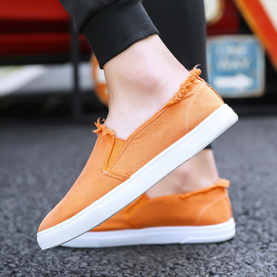 Lezser férfi tornacipő textilből, lapos talppal, szakadt motívumokkal