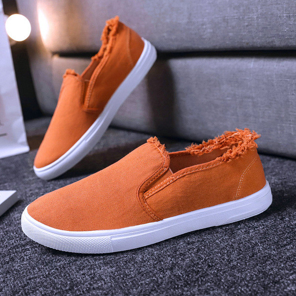 Lezser férfi tornacipő textilből, lapos talppal, szakadt motívumokkal