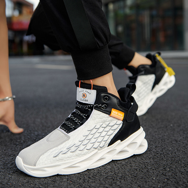 Uus mudel kareda tallaga tekstiilist meeste tossud