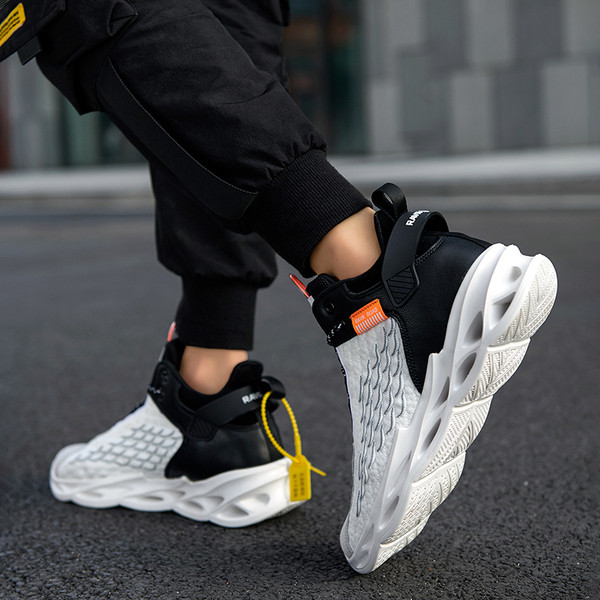 Uus mudel kareda tallaga tekstiilist meeste tossud