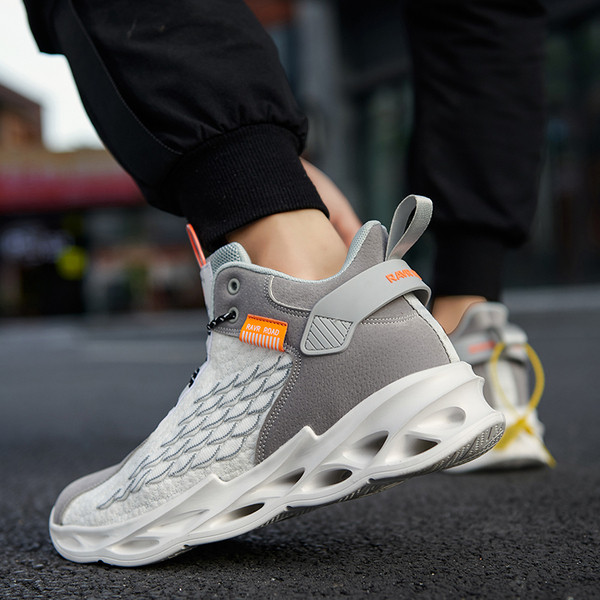 Uus mudel kareda tallaga tekstiilist meeste tossud