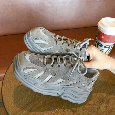 Női alkalmi sportcipő öko velúrból fűzővel és durva talppal