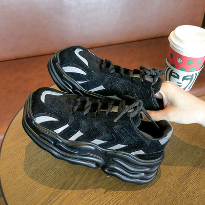 Női alkalmi sportcipő öko velúrból fűzővel és durva talppal