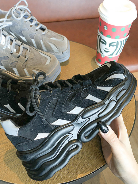 Női alkalmi sportcipő öko velúrból fűzővel és durva talppal