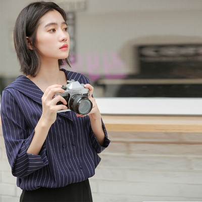 Naiste moodne triibuline nööpide ja spitsikaelusega särk