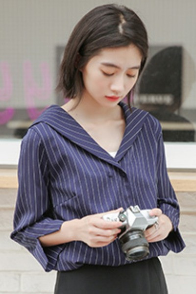 Naiste moodne triibuline nööpide ja spitsikaelusega särk