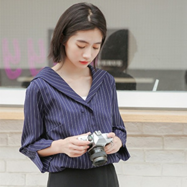 Naiste moodne triibuline nööpide ja spitsikaelusega särk