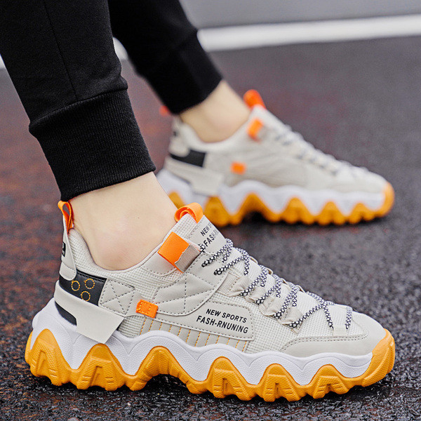 Légáteresztő férfi tornacipő feliratokkal és fűzőkkel