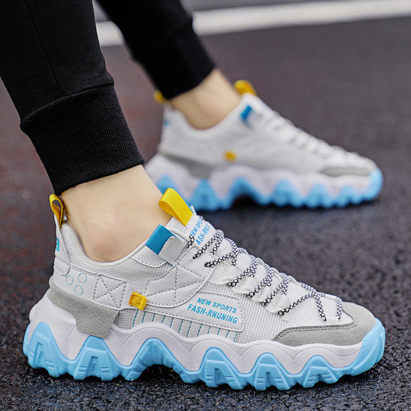 Légáteresztő férfi tornacipő feliratokkal és fűzőkkel