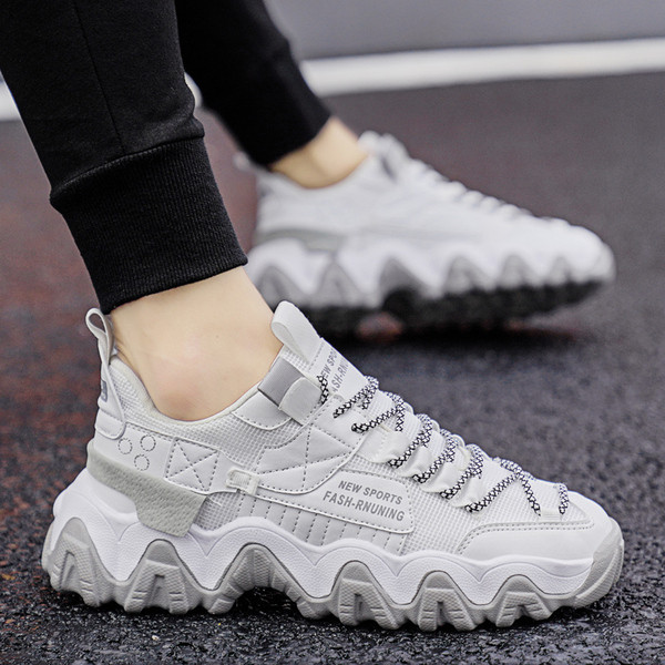 Légáteresztő férfi tornacipő feliratokkal és fűzőkkel