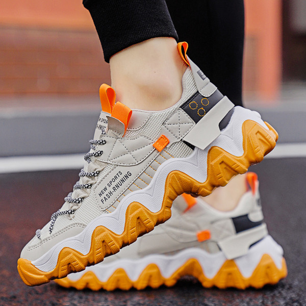 Légáteresztő férfi tornacipő feliratokkal és fűzőkkel