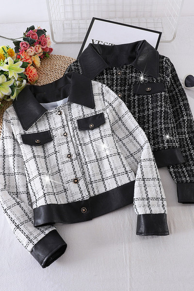 Női rövid őszi kabát gombokkal és bőr gallérral