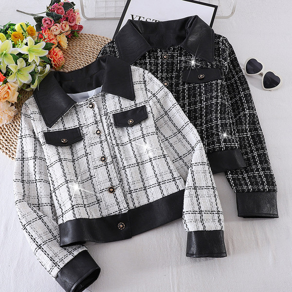 Női rövid őszi kabát gombokkal és bőr gallérral