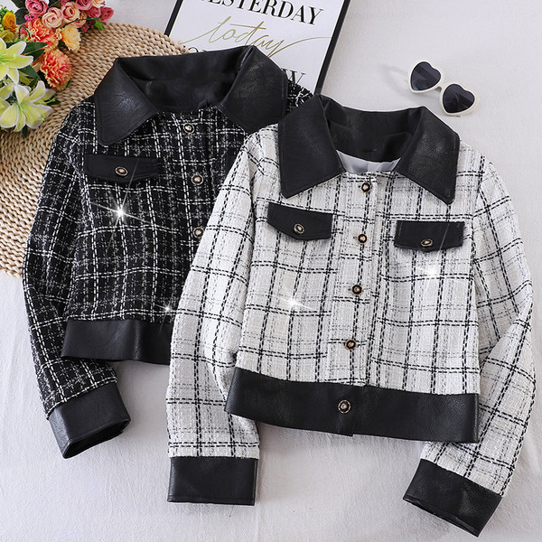 Női rövid őszi kabát gombokkal és bőr gallérral