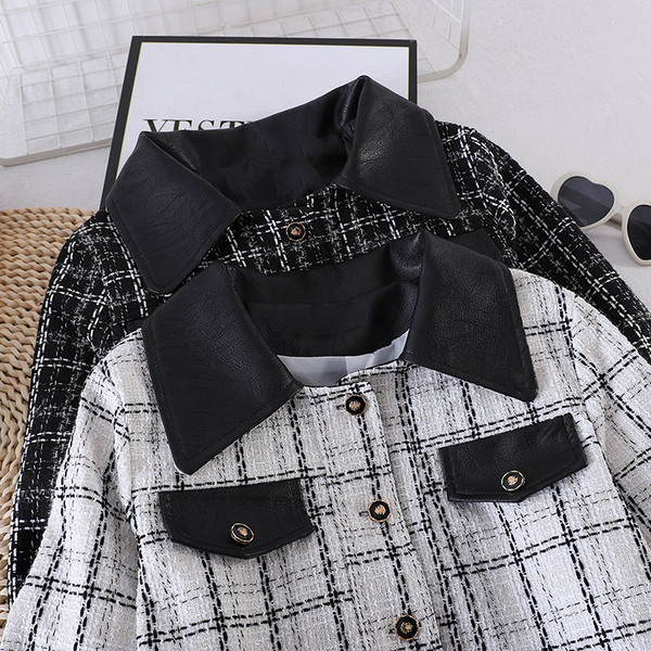 Női rövid őszi kabát gombokkal és bőr gallérral