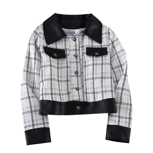 Női rövid őszi kabát gombokkal és bőr gallérral