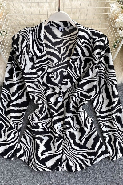 Novi model ženske jakne na dugmad i dugih rukava u crnoj boji