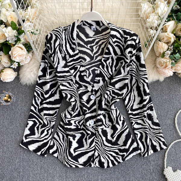 Novi model ženske jakne na dugmad i dugih rukava u crnoj boji