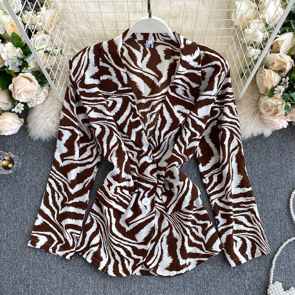 Novi model ženske jakne na dugmad i dugih rukava u crnoj boji