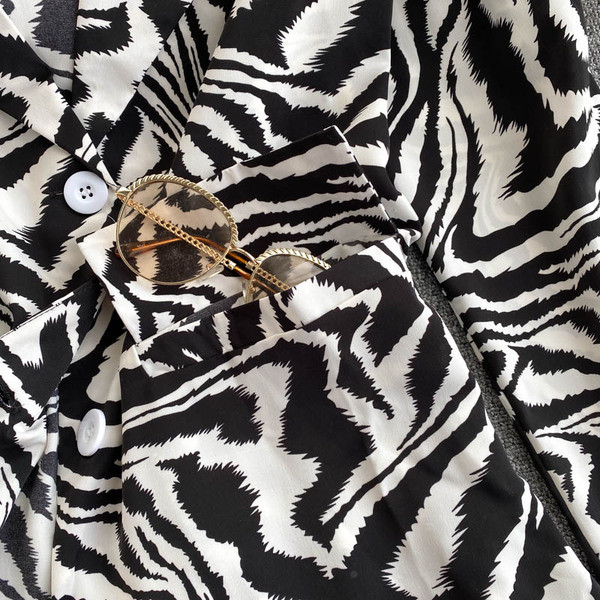 Novi model ženske jakne na dugmad i dugih rukava u crnoj boji