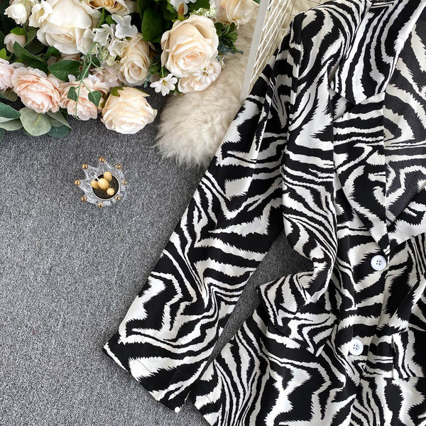 Novi model ženske jakne na dugmad i dugih rukava u crnoj boji