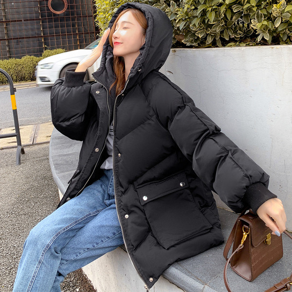 Ženska ležerna jakna širokog modela sa džepovima i kapuljačom