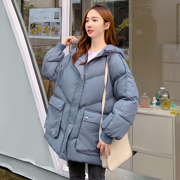 Ženska ležerna jakna širokog modela sa džepovima i kapuljačom