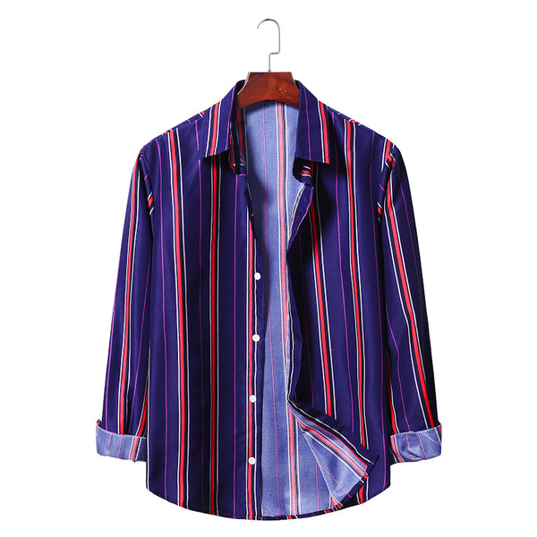 Csíkos férfi ing gombokkal és klasszikus gallérral