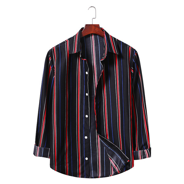 Csíkos férfi ing gombokkal és klasszikus gallérral