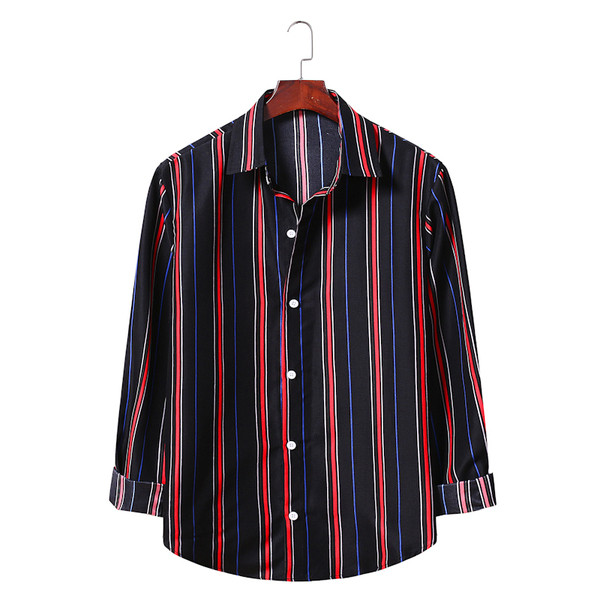 Csíkos férfi ing gombokkal és klasszikus gallérral