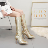 Női csizma új modellje magassarkúval és fényes hatással