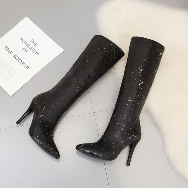 Női csizma új modellje magassarkúval és fényes hatással