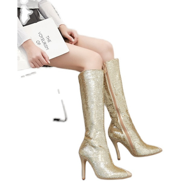 Női csizma új modellje magassarkúval és fényes hatással