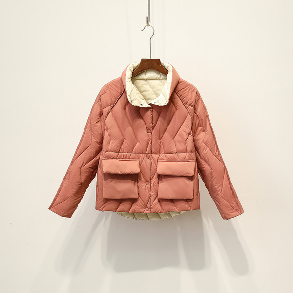 Női téli kabát zsebekkel és gombokkal