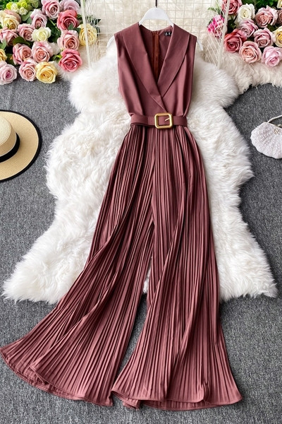 Dugi ženski kombinezon s V izrezom i remenom oko struka