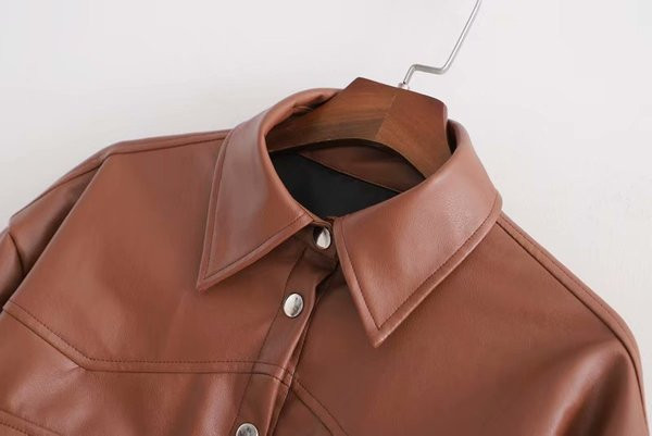 Hosszú bőrkabát zsebes övvel