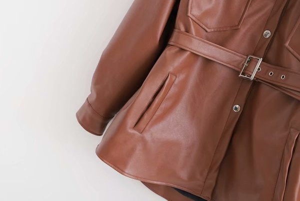 Hosszú bőrkabát zsebes övvel