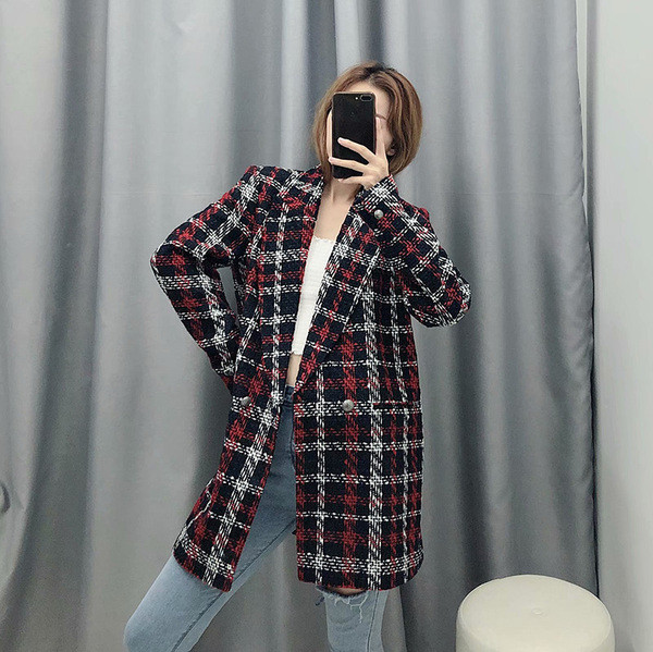 Kockás női kabát zsebekkel