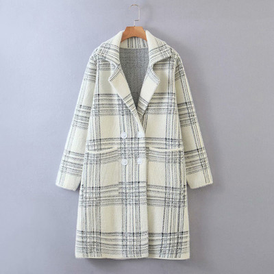 Női kockás kabát zsebekkel és gombokkal