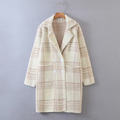 Női kockás kabát zsebekkel és gombokkal
