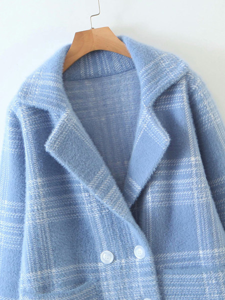 Női kockás kabát zsebekkel és gombokkal