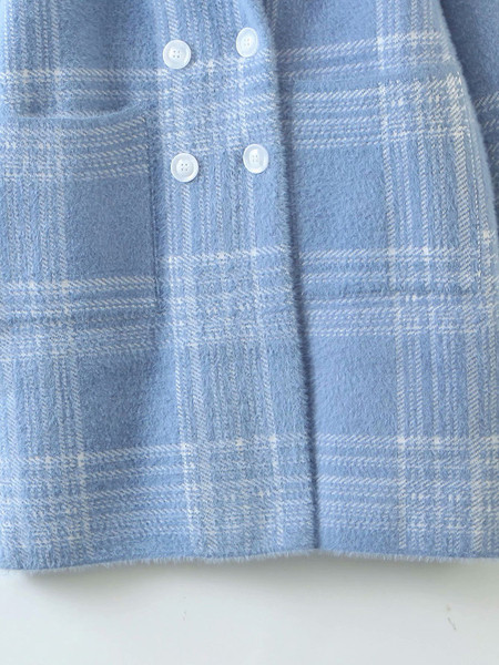 Női kockás kabát zsebekkel és gombokkal